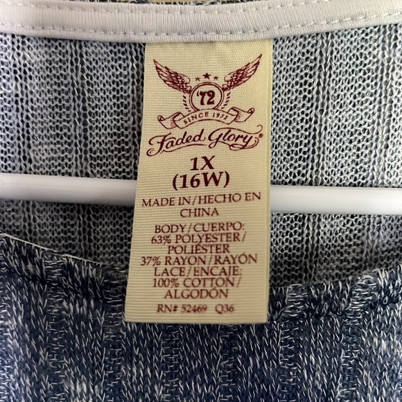 Womens top worn twice excellent condition lace around the bottom front - Picture 2 of 2